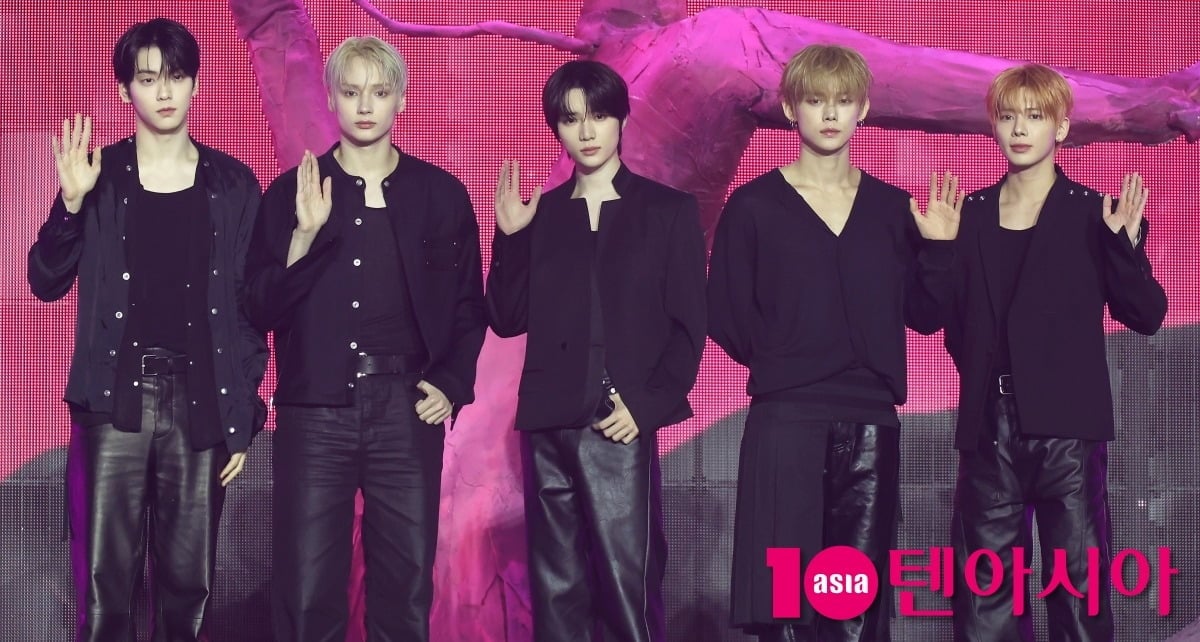 그룹 투모로우바이투게더가 13일 서울 성북구 고려대 화정체육관에서 미니 8집 발매 기념 미디어 쇼케이스를 열고 있다 / 사진=조준원 기자 wizard333@