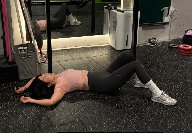 Sayuri Shows Off Her Down-to-Earth Charm with Candid Workout Post