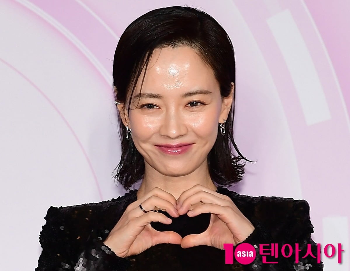 배우 송지효가 포즈를 취하고 있다 / 사진=텐아시아 DB