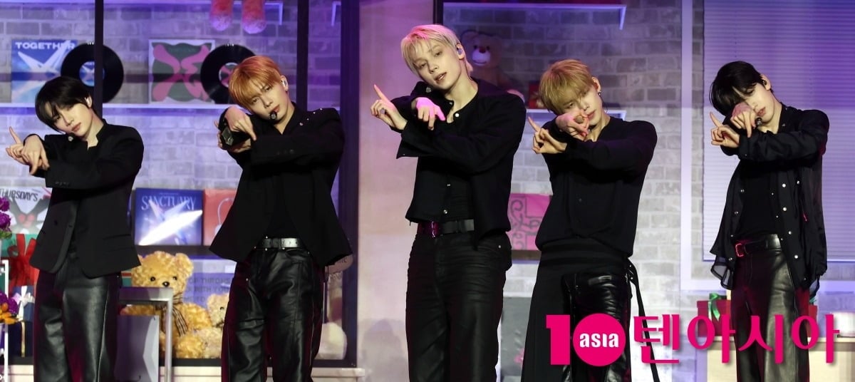 그룹 투모로우바이투게더가 13일 서울 성북구 고려대 화정체육관에서 미니 8집 발매 기념 미디어 쇼케이스를 열고 있다/ 사진=조준원 기자 wizard333@