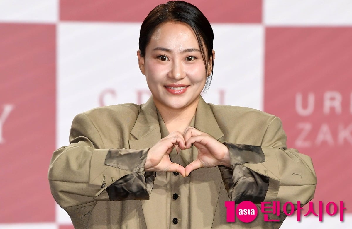 조현아가 하트 포즈를 취하고 있다./사진=텐아시아DB