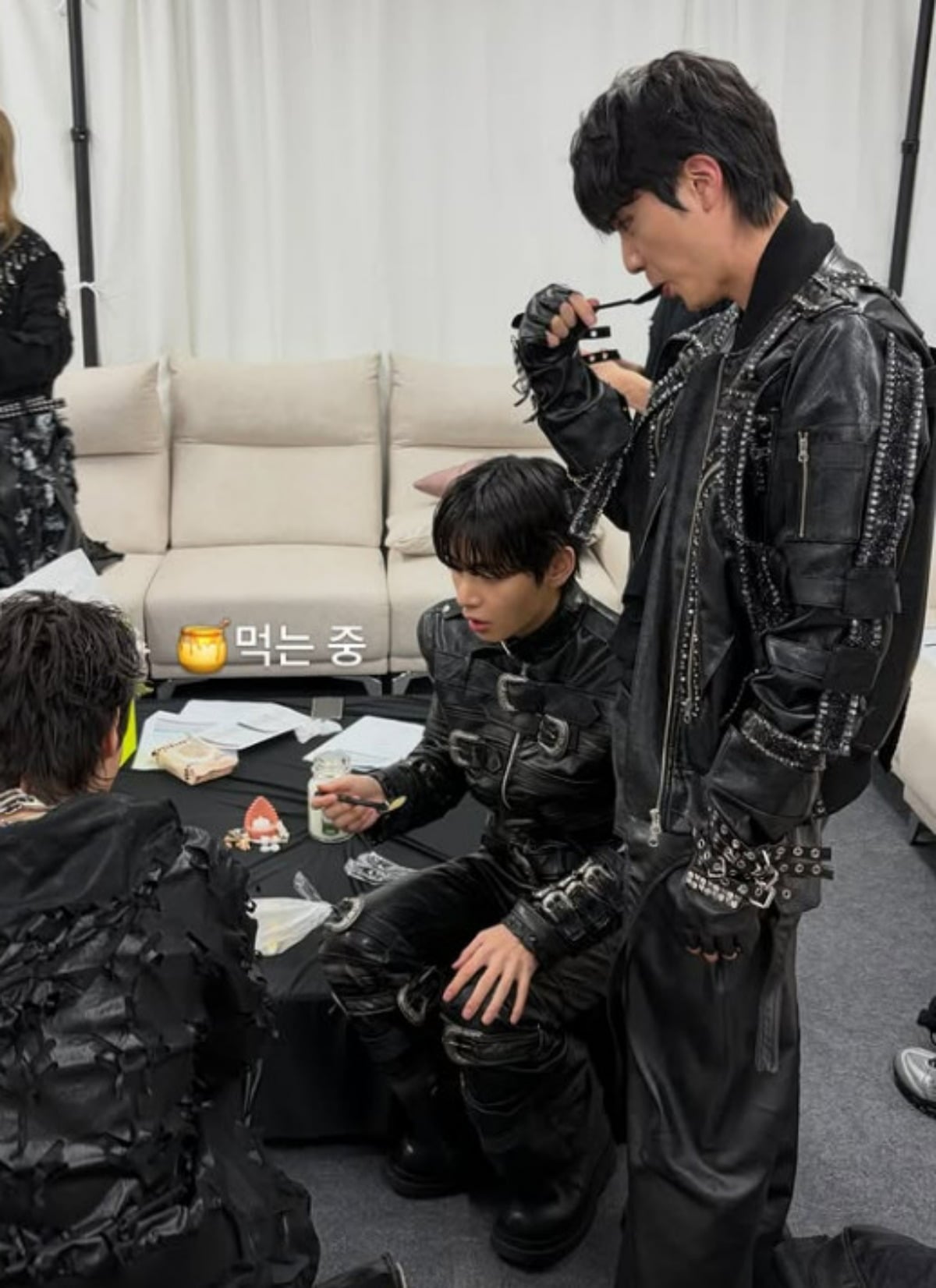 방탄소년단 일부 멤버들이 조촐하게 꿀 섭취를 하고 있는 모습. / 사진=뷔 SNS