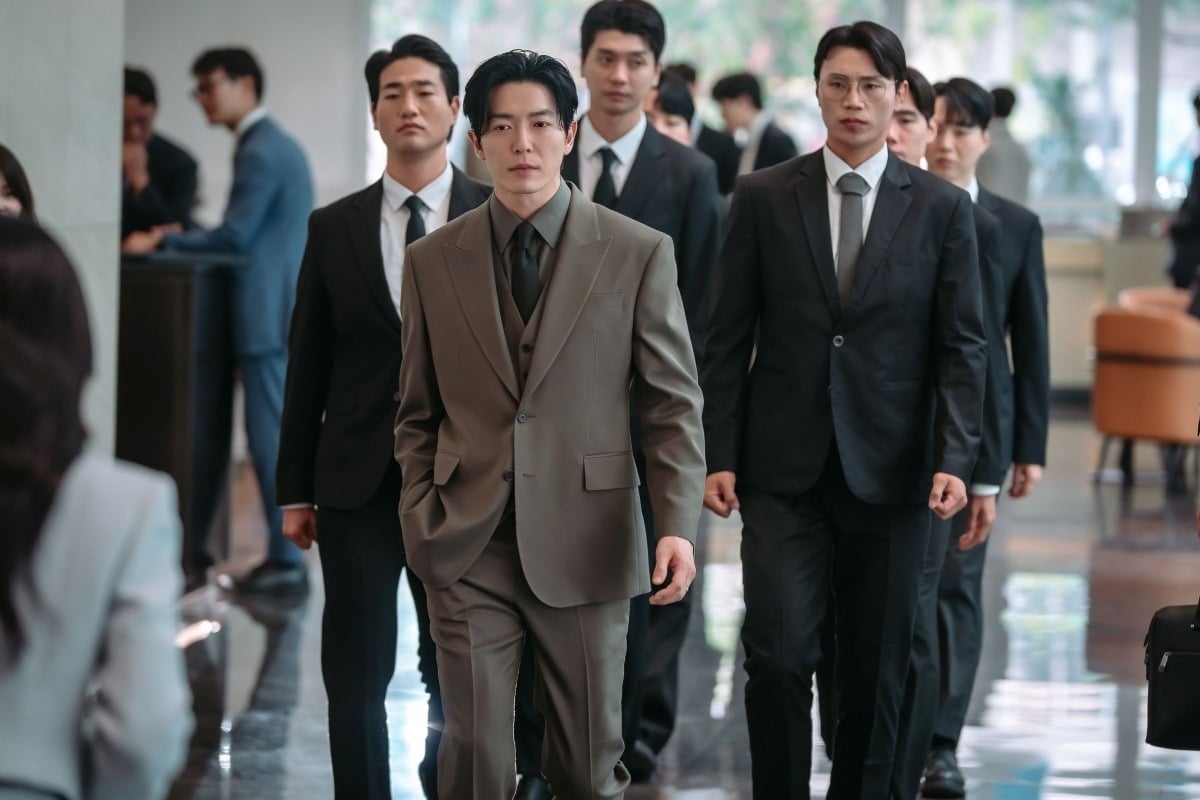 '은밀한 감사' 김재욱이 독보적 매력으로 시청자들을 사로잡는다./사진제공=tvN