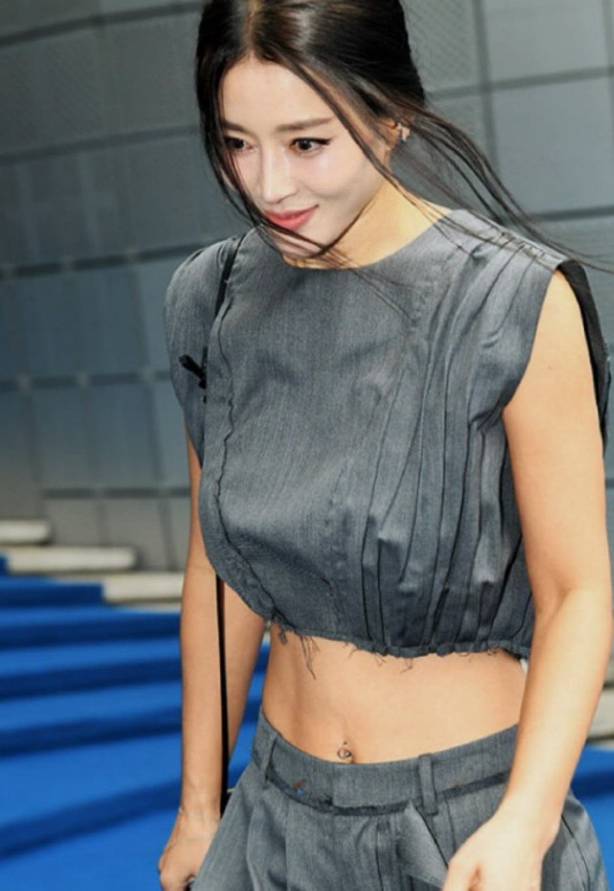 가수 황보가 동대문 패션위크에 참석해 취재진 앞을 지나가고 있다. / 사진=황보 SNS