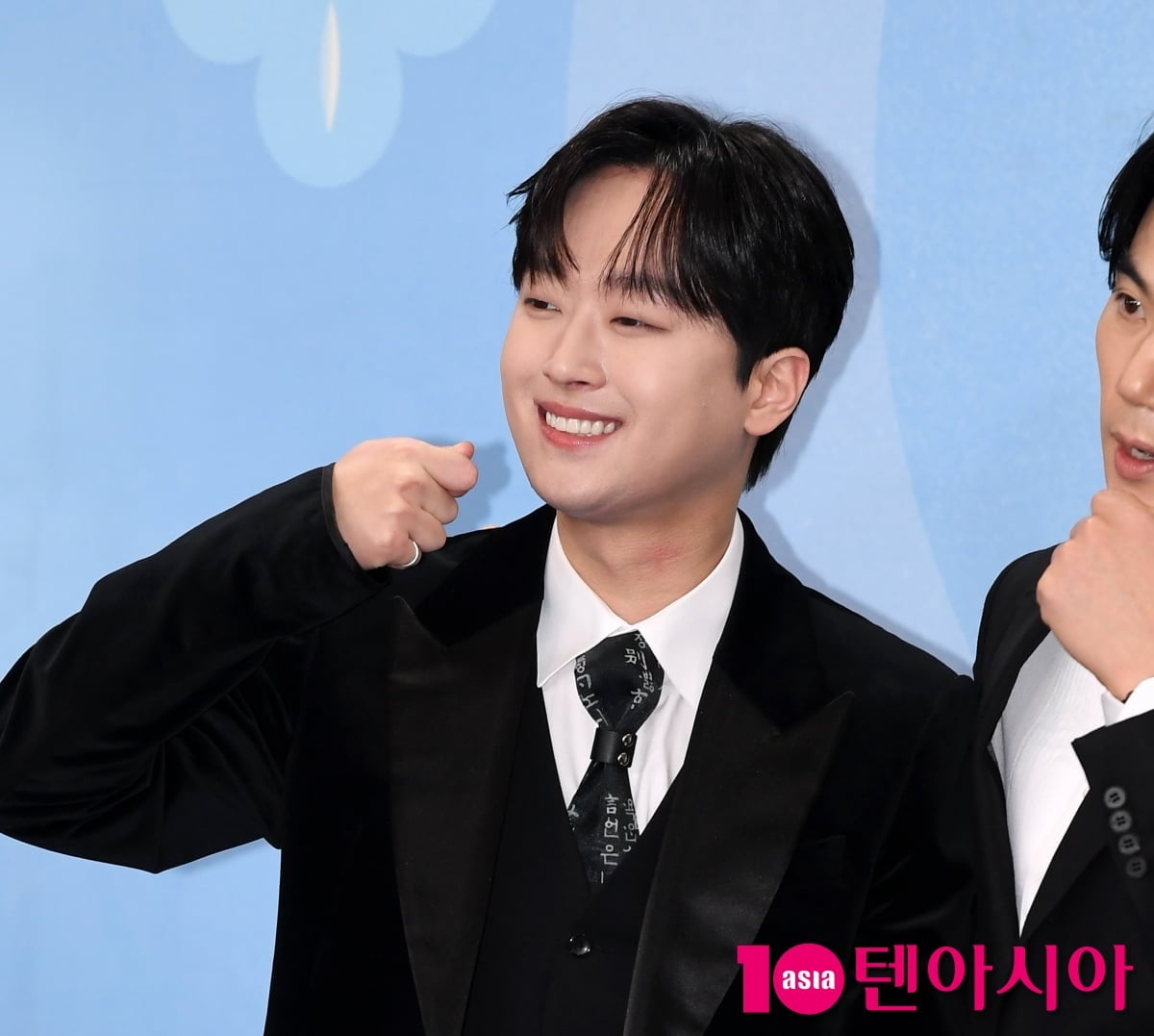 가수 이찬원이 포즈를 취하고 있다 / 사진=텐아시아 DB