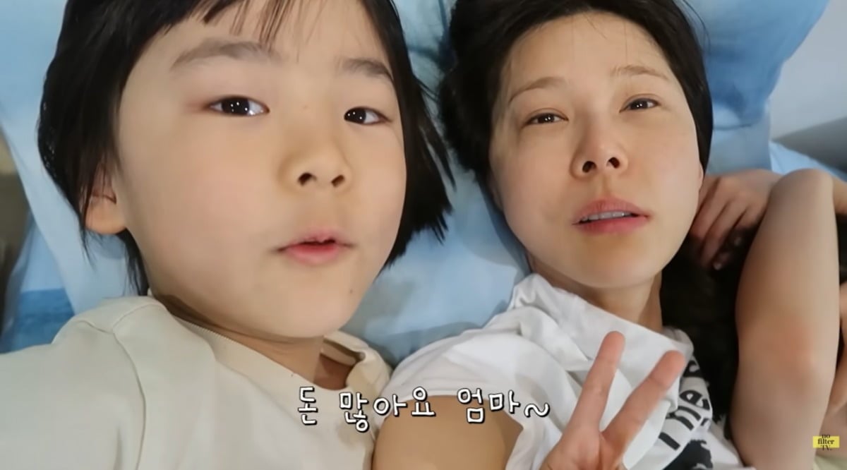 방송인 김나영이 두 아들과 함께하는 일상의 모습을 공개했다. / 사진='노필터TV' 영상 캡처