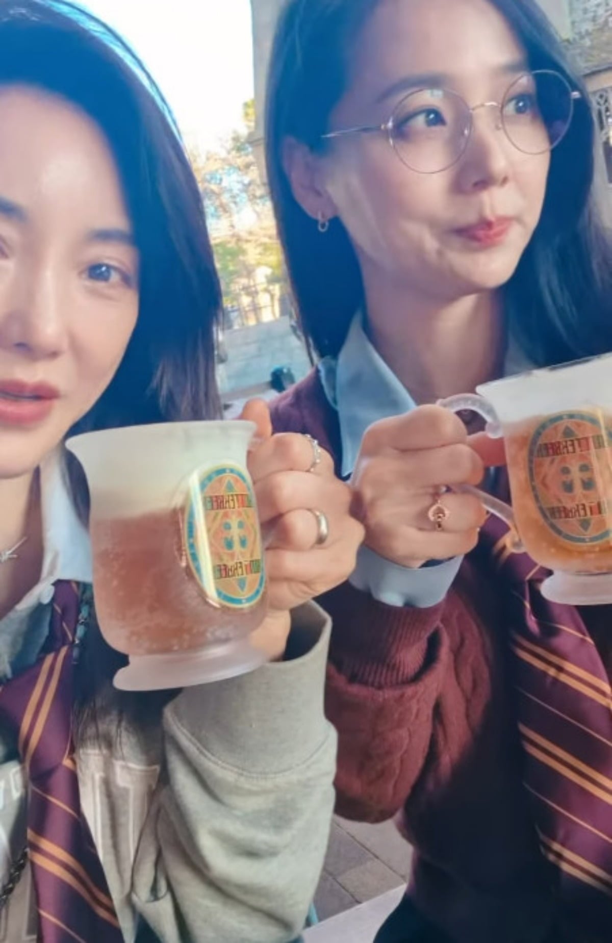 가수 바다와 유진이 교복룩을 착용한 채 야외서 맥주를 즐기고 있다. / 사진=바다 SNS