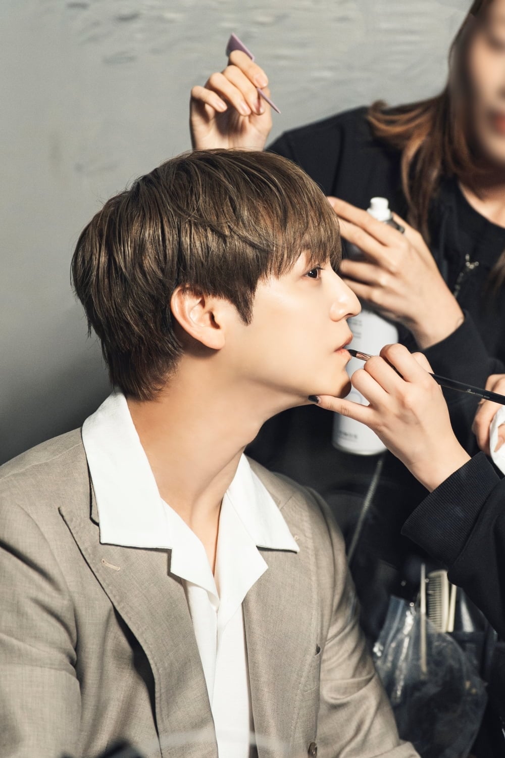 배우 김범이 비하인드 스틸을 공개했다./ 사진출처: 킹콩 by 스타쉽