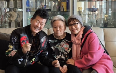 하춘화, '치매 투병' 태진아 아내 옥경이에 거금 전달했다…손 꼭 잡아주며 응원