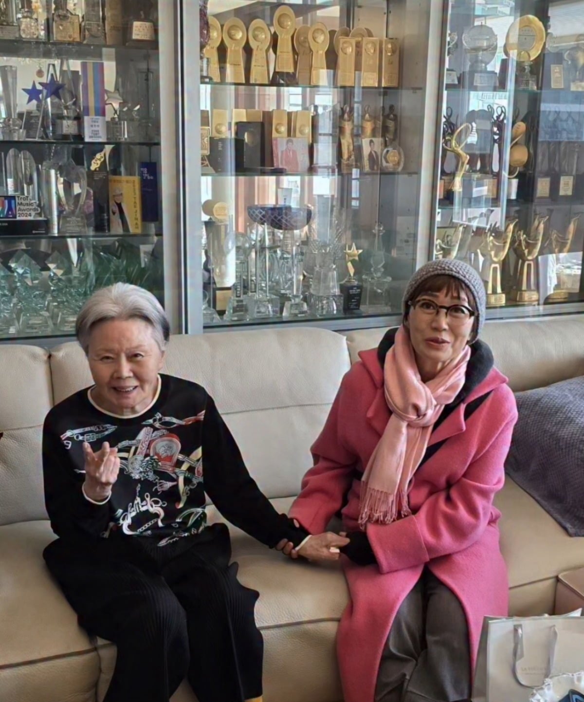 하춘화가 치매 투병 중인 태진아 아내를 문병했다. / 사진=태진아 SNS