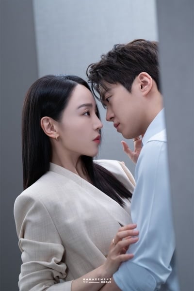 신혜선, 5살 연하 남배우와 아찔한 ♥밀착 스킨십…상대는 공명, 닿을 듯 말 듯 '은밀한' 호흡