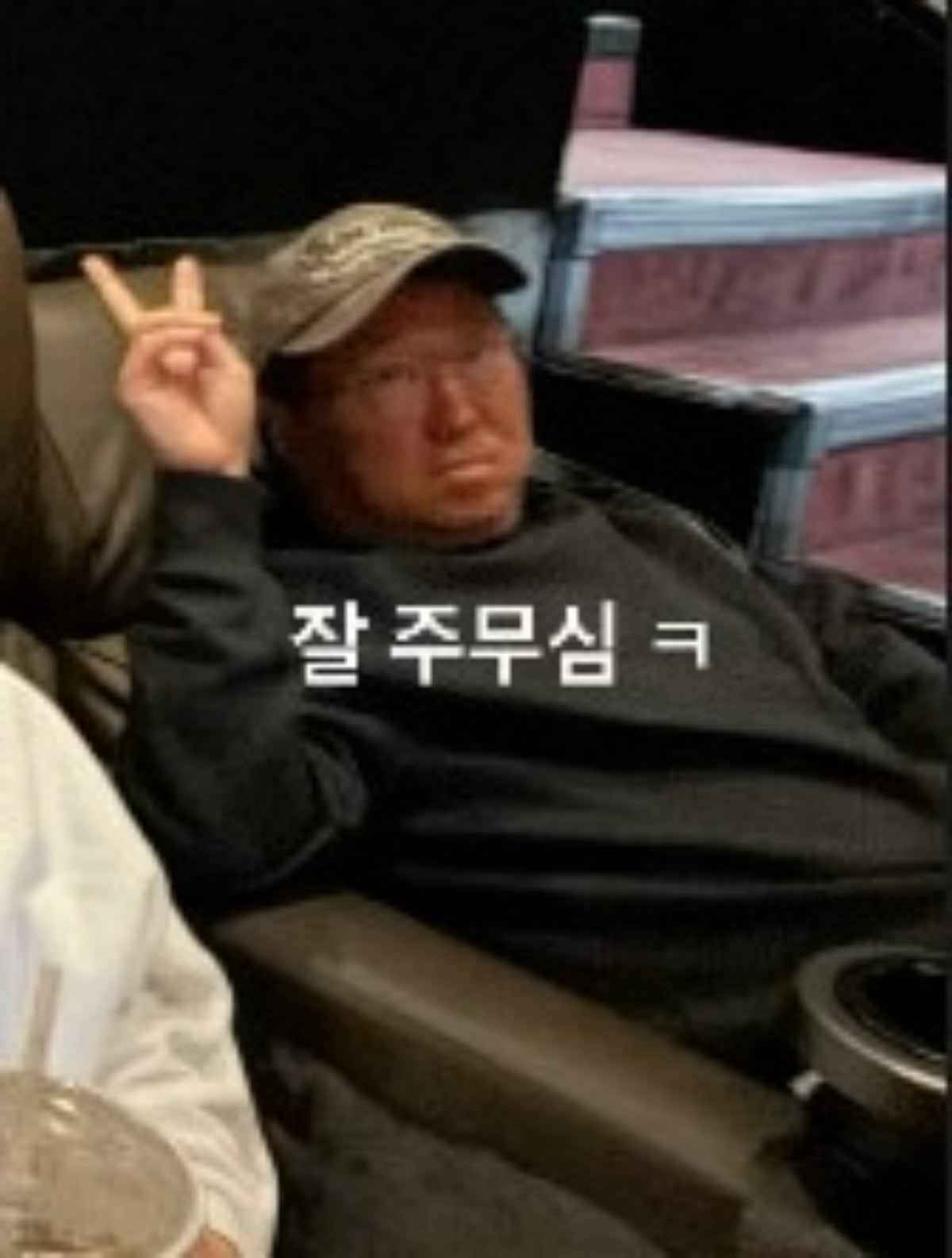 방송인 정형돈이 몰라보게 그을려진 얼굴로 근황을 알렸다. / 사진=한유라 SNS