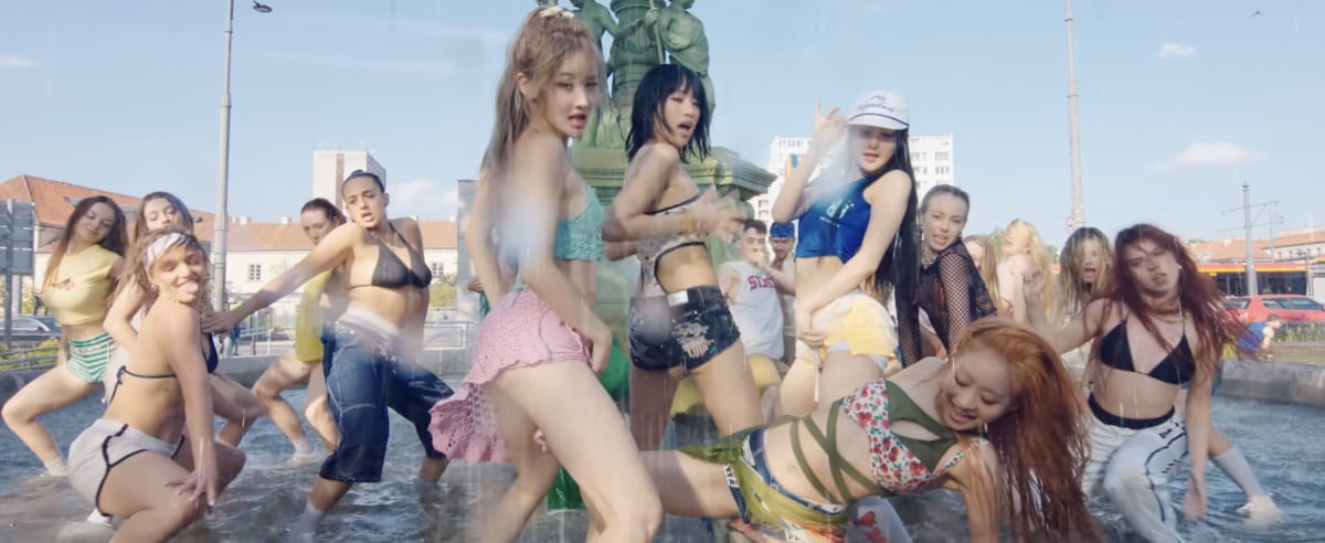 그룹 키스오브라이프의 'Sticky' 공식 뮤직비디오 중 한 장면 / 사진=그룹 키스오브라이프 공식 뮤직비디오 영상 캡처