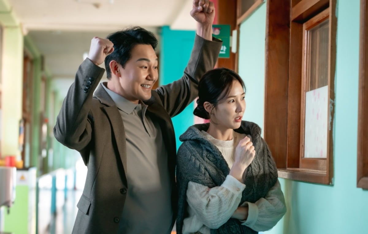 '심우면 연리리’에서 박성웅은 ‘K-가장’ 성태훈 역을, 이수경은 ‘슈퍼맘’ 조미려 역을 맡아 열연을 펼치고 있다. 사진 제공: KBS 2TV 미니시리즈 