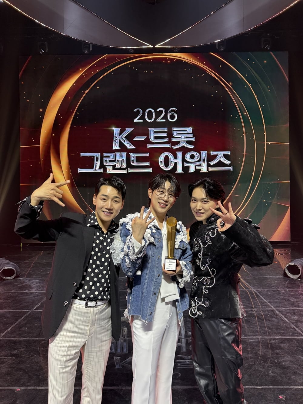 김균민 회장은 지난 11일 서울 경희대학교 평화의 전당에서 개최된 '2026 K-트롯 그랜드 어워즈(KTGA)' 시상식에서 영예의 제작자상을 수상했다. / 사진 : 토탈셋