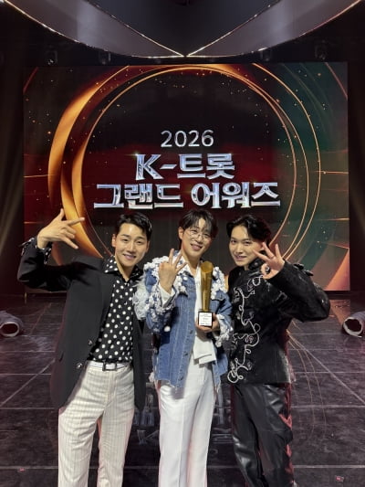 박군, 대리 수상했다…토탈셋 김균민 회장 '영예의 제작자상' 수상