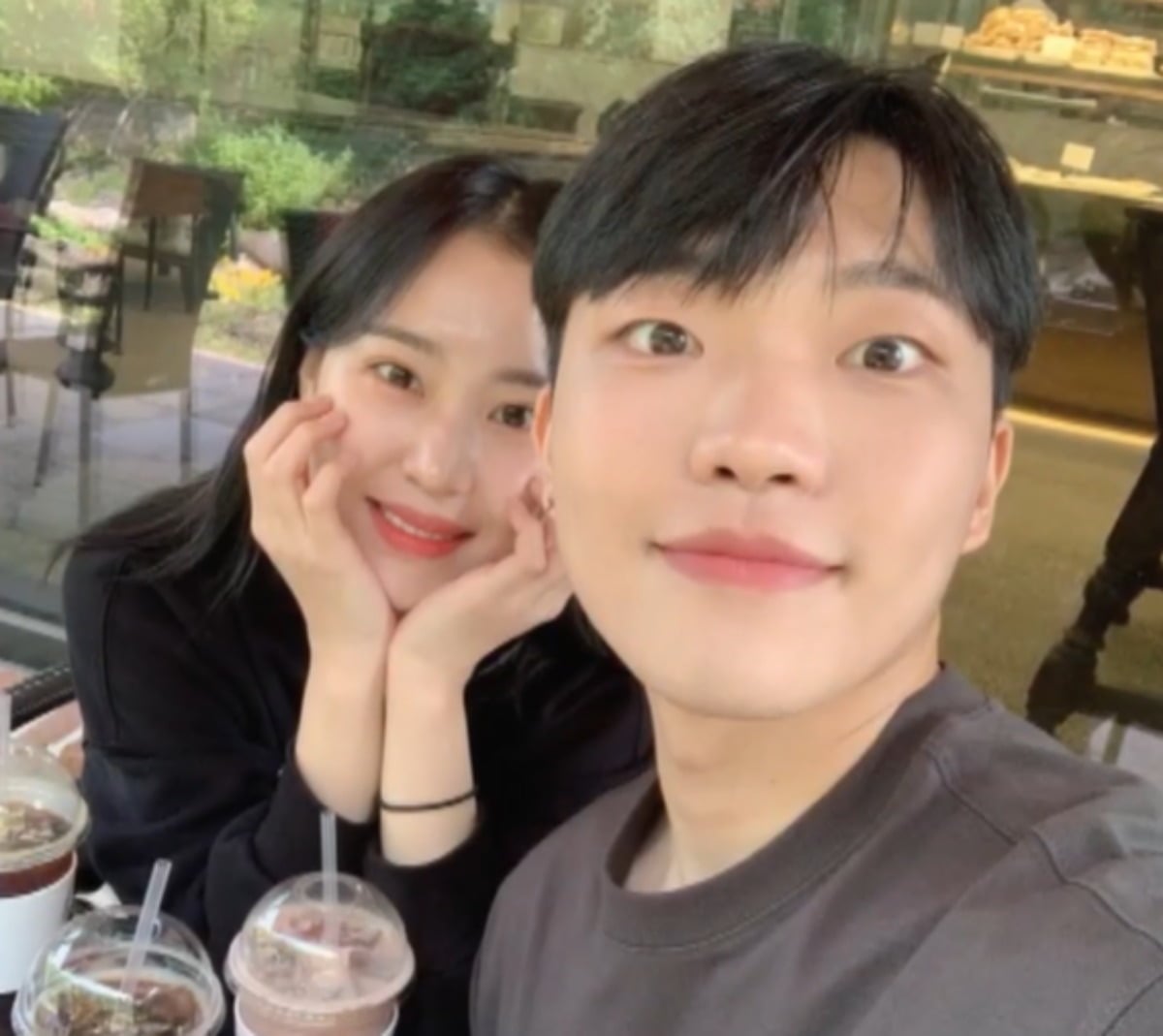 여자친구와 커플 사진을 공개한 최고기./사진제공=TV조선 'X의 사생활'