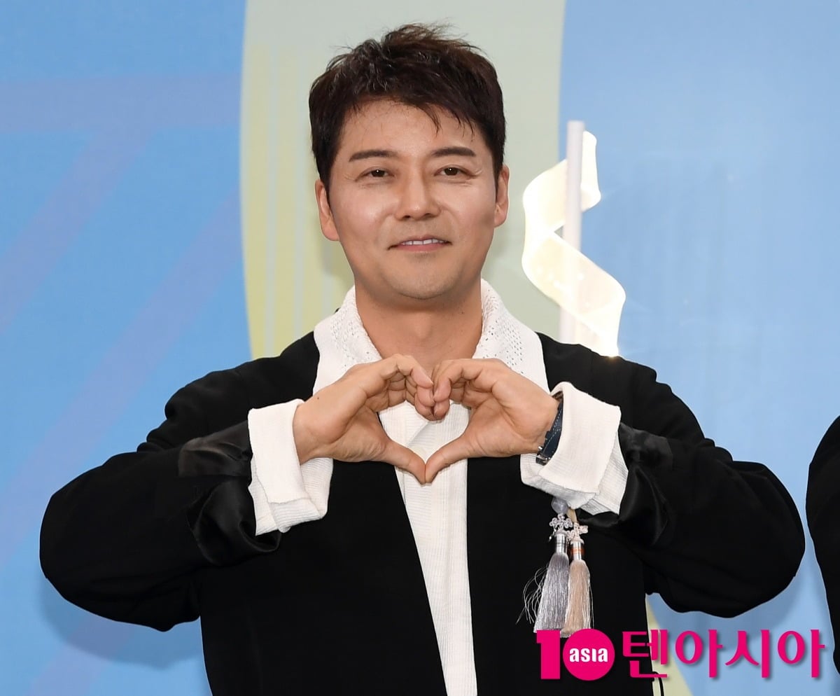 전현무가 공식 행사에 참석해 하트 포즈를 취하고 있다./사진=텐아시아DB