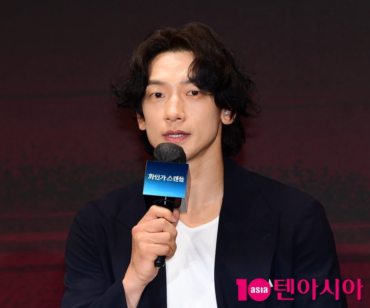 가수 겸 배우 정지훈이 이야기하고 있다 / 사진=텐아시아 DB