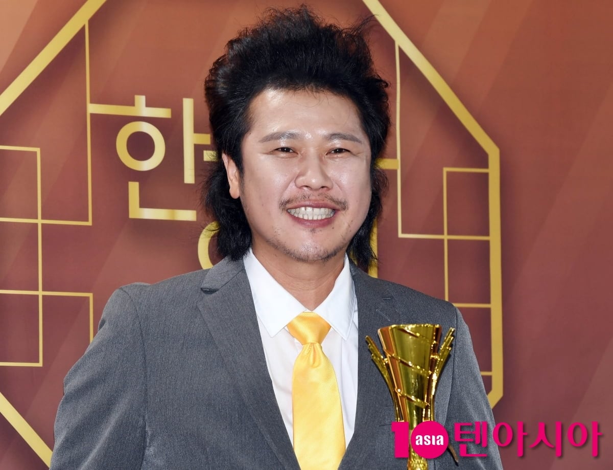 가수 육중완이 포즈를 취하고 있다 / 사진=텐아시아 DB