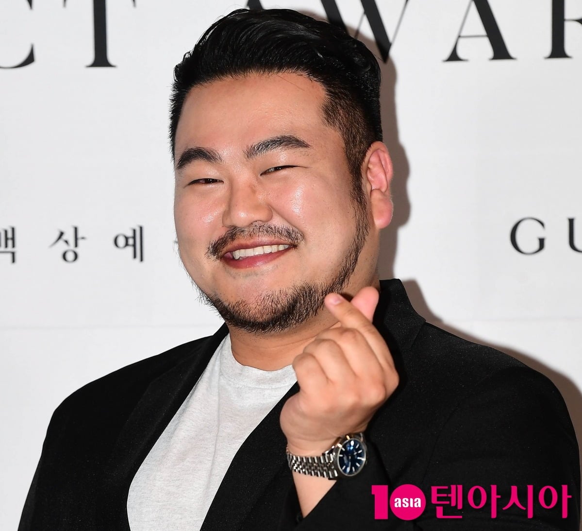 박상영 작가가 포즈를 취하고 있다 / 사진=텐아시아 DB