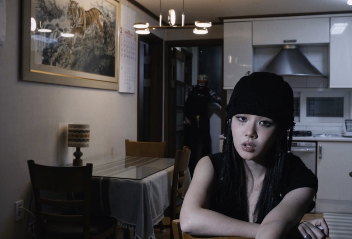 래퍼 우원재가 새 앨범 타이틀 곡 뮤직비디오에서 래퍼 비비와 만났다.
사진제공= 두오버엔터테인먼트