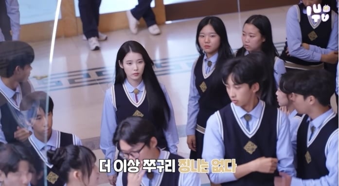 '34세' 아이유, 16세 교복 '착붙'…"아역 쓰는 게 낫지 않나요"