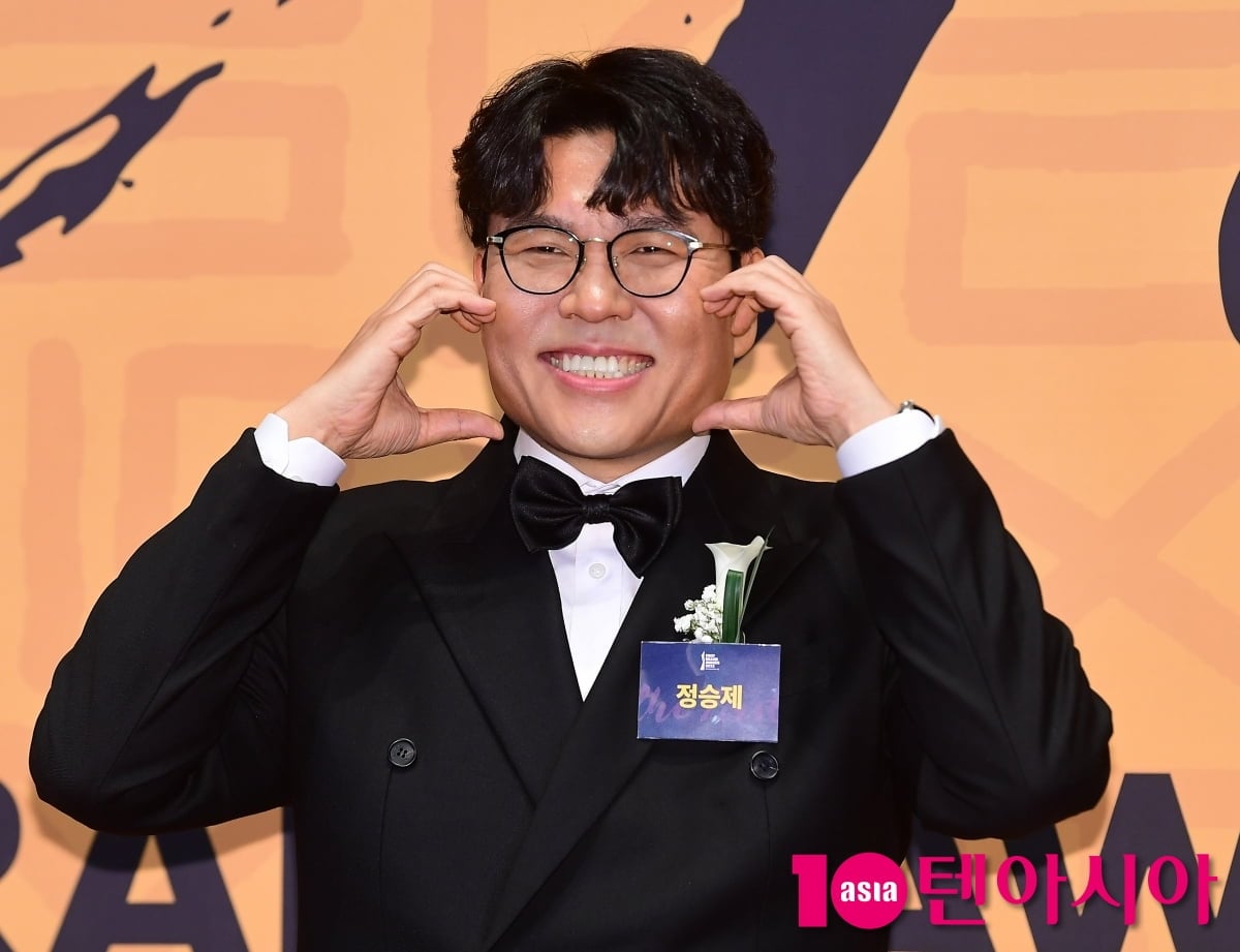 수학강사 정승제가 포즈를 취하고 있다 / 사진=텐아시아 DB