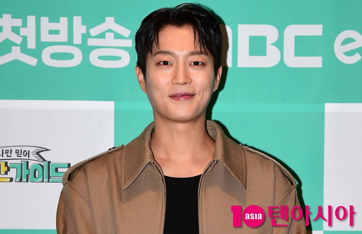 가수 윤두준이 포즈를 취하고 있다 / 사진=텐아시아 DB