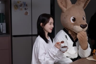 업계 미담 터졌다…신혜선, 광고 촬영 쉬는 시간 도중 해맑은 에너지로 스태프 마음 녹여