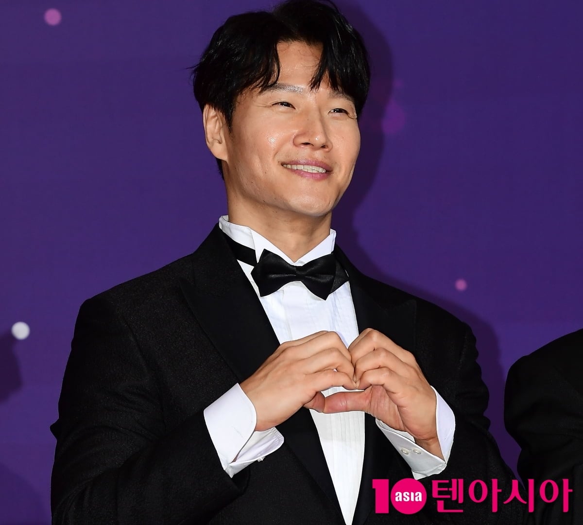 가수 김종국이 포즈를 취하고 있다 / 사진=텐아시아 DB