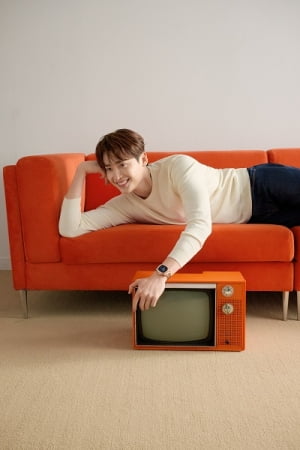 이종석, 미도 새 '멀티포트 TV 빅 데이트' 착용…블루·로즈 골드 조합 눈길