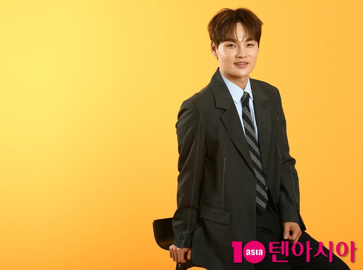 가수 박서진이 사옥 스튜디오에서 포즈를 취하고 있다./사진=텐아시아DB