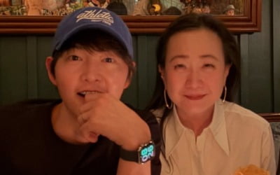 '케이티♥' 송중기, 미국서 유명 작가와 불금 디너 포착…협업 가능성 열리나