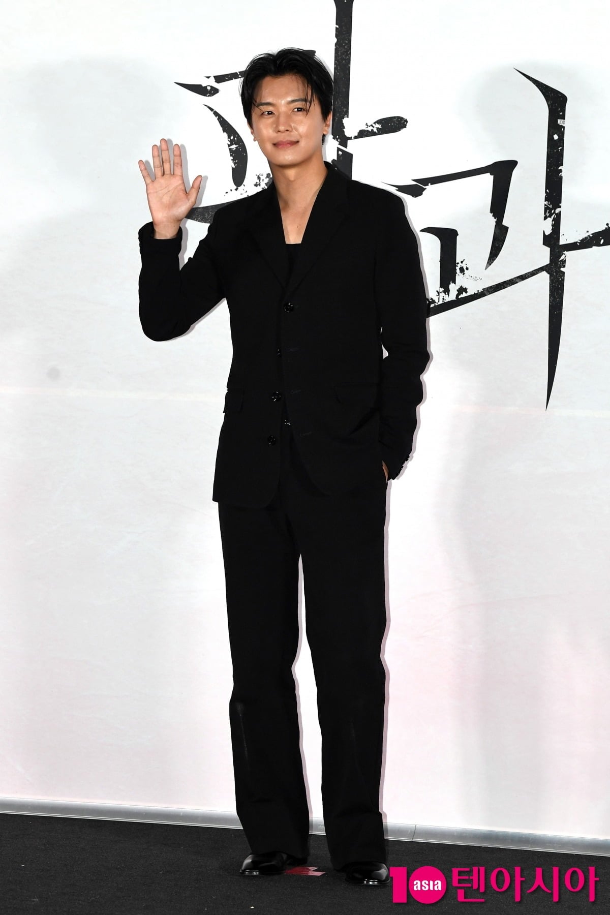 배우 연우진이 공식 행사에 참석해 포즈를 취하고 있다,/사진=텐아시아DB