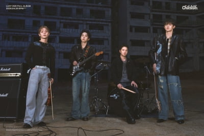 '컴백 D-12' 루시, 폐건물 앞 섹시한 분위기…콘셉트 사진 추가 공개