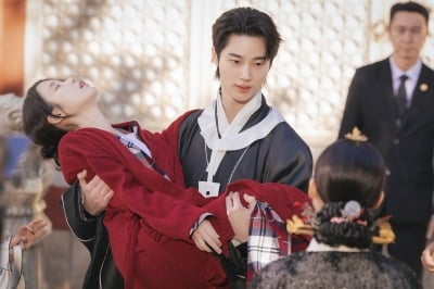 아이유, 정신 잃고 쓰러져…♥변우석이 번쩍 들어올려('21세기')