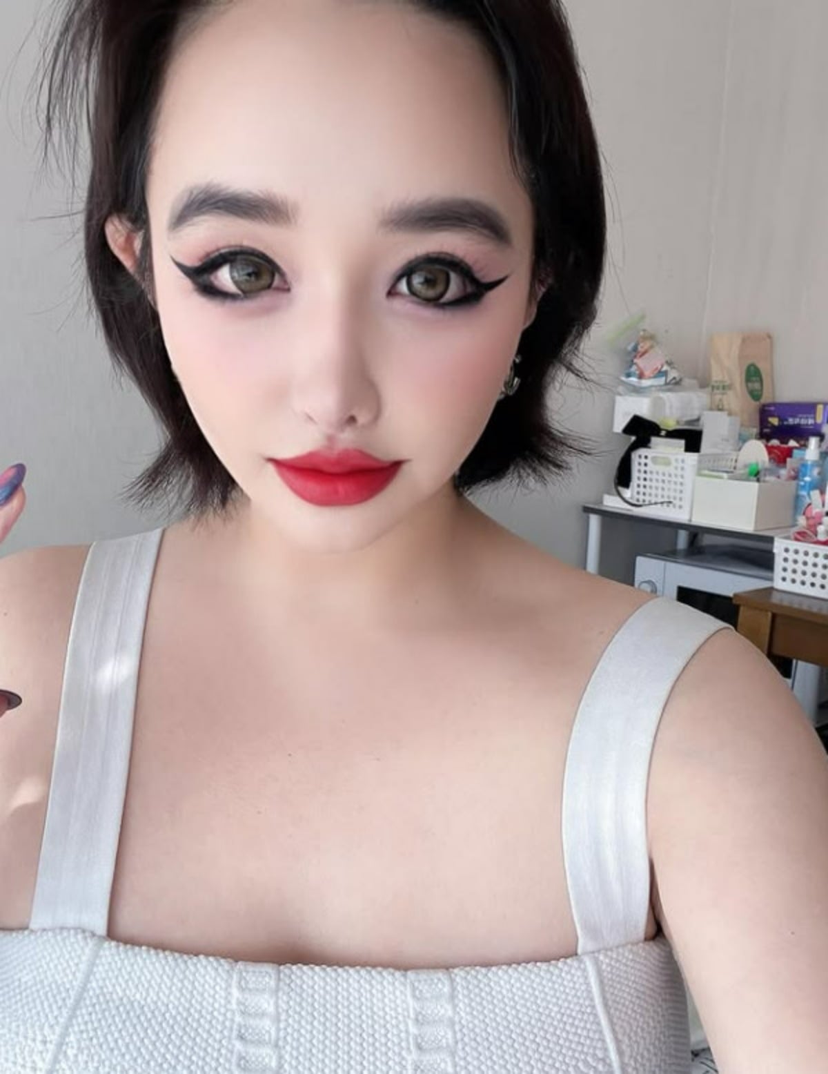 그룹 투애니원 멤버 박봄이 진한 메이크업을 한 채 근황을 전하고 있다. / 사진=박봄 SNS