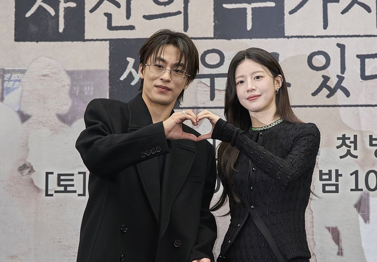 '모자무싸' 구교환, 고윤정이 제작발표회에서 포즈를 취하고 있다./사진제공=JTBC