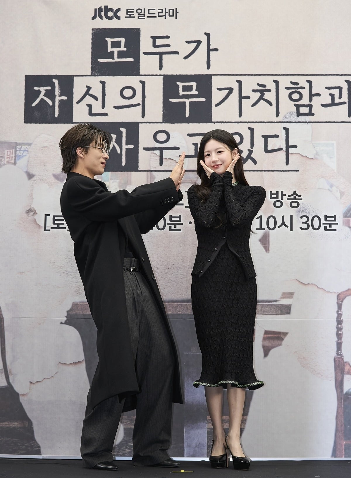 '모자무싸' 구교환, 고윤정이 제작발표회에서 포즈를 취하고 있다./사진제공=JTBC