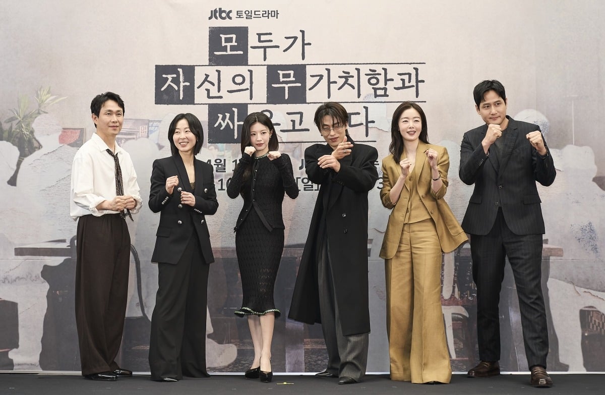 '모자무싸' 배우들이 제작발표회에서 포즈를 취하고 있다./사진제공=JTBC