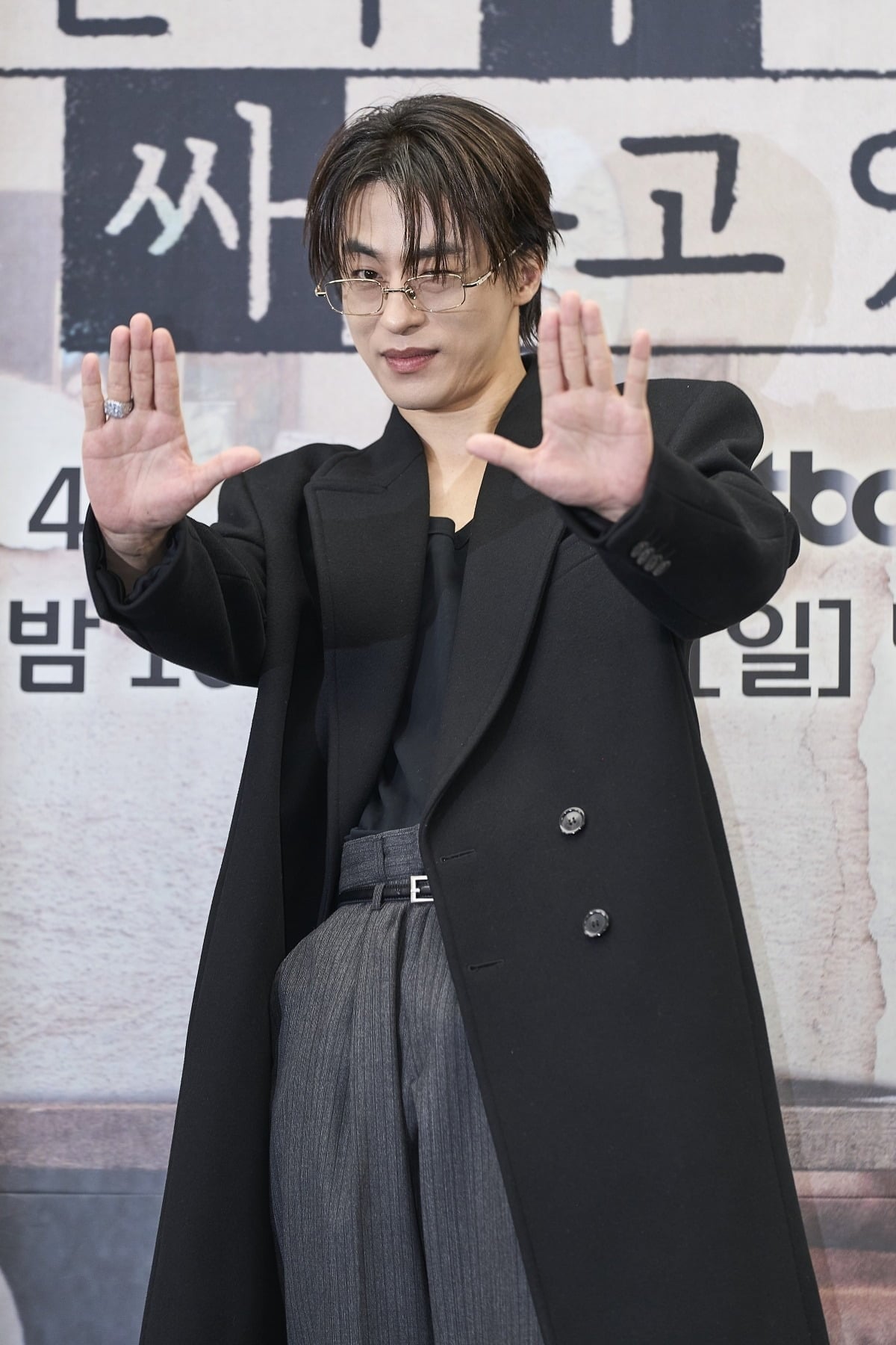 구교환이 '모자무싸' 제작발표회에서 포즈를 취하고 있다./사진제공=JTBC