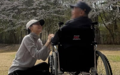 이영애도 효녀였다…무릎 꿇고 휠체어 탄 父 올려다보며 함박웃음