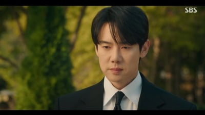 유연석, 고백 직전 빙의 대참사 됐지만…아이유♥변우석 키스에 밀려 시청률 한자릿 수 ('신이랑')