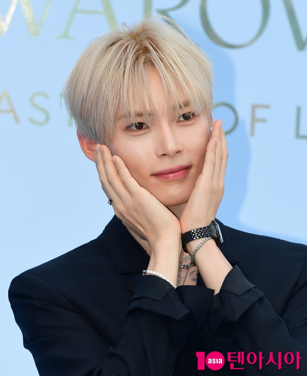 제로베이스원의 리더 성한빈이 공식 행사에 참석해 포즈를 취하고 있다./사진=텐아시아DB