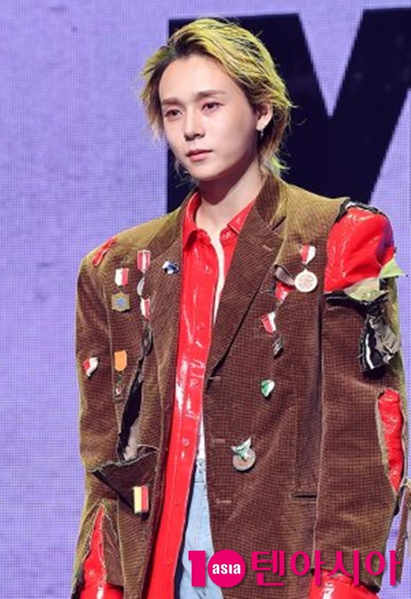 가수 던이 공식 행사에 참석해 포즈를 취하고 있다./사진=텐아시아DB