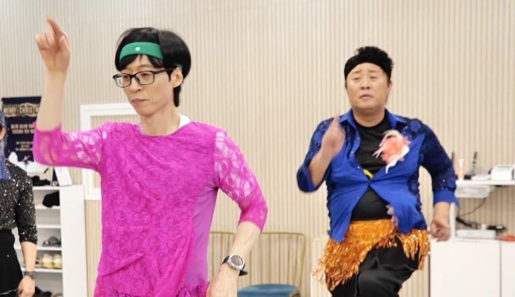 '놀면 뭐하니?' 멤버들이 신명 나게 몸을 흔들며 수상한 작전을 수행한다./사진제공=MBC