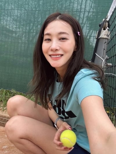 '슈퍼카 오너' 유인영, 나이 안 믿기는 상큼한 미모…테니스 코트 위 상큼 비주얼