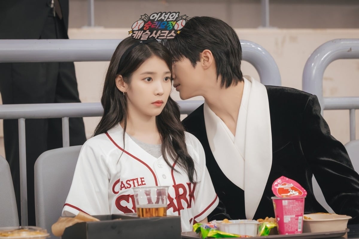 아이유와 변우석이 야구장 데이트를 즐긴다./사진제공=MBC