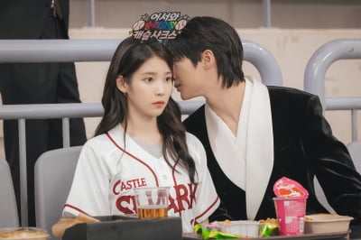 역대급 비주얼 커플 탄생했다…아이유♥변우석, 야구장 데이트 도중 키스 타임 포착 ('대군부인')